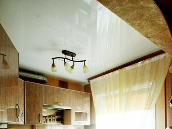 белый глянцевый натяжной потолок на кухню 1