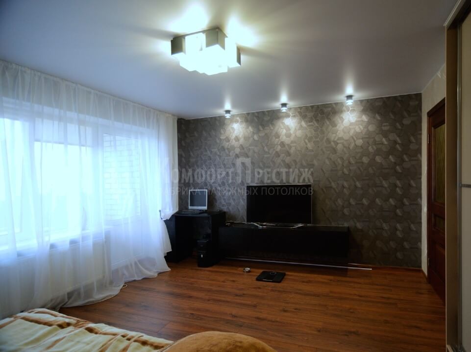 белый сатиновый натяжной потолок в гостиную фото 1