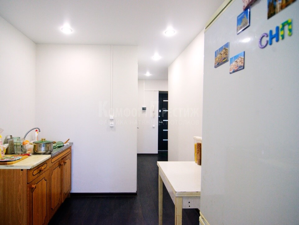 белый матовый натяжной потолок в коридор + кухню фото 6