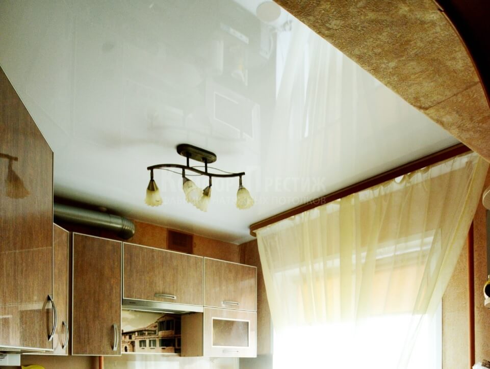белый глянцевый натяжной потолок на кухню фото 2