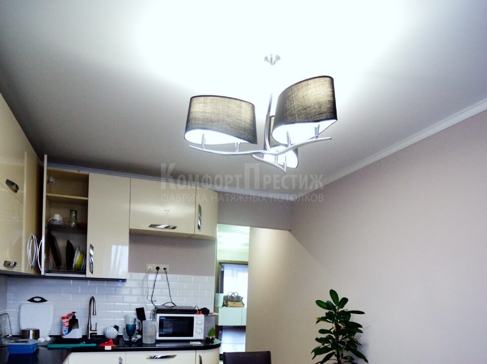 белый сатиновый натяжной потолок в кухню фото 3
