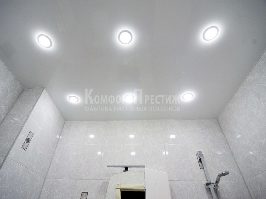светильники на натяжной потолок в ванную