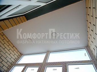 Матовые натяжные потолки на балконе 18