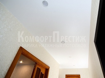 Матовые натяжные потолки в прихожей 10